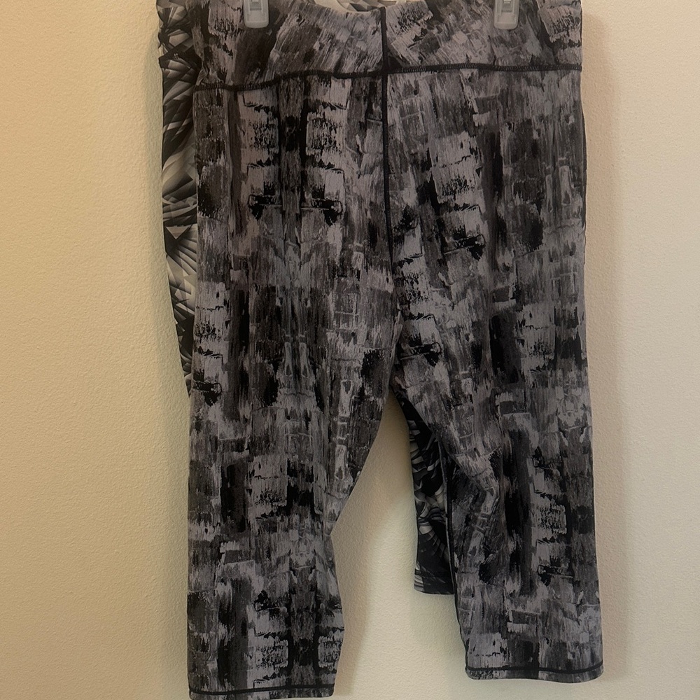 2for1 XXL Danskin Now Black and Gray Patterned cropped Leggings - Picture 2 of 5